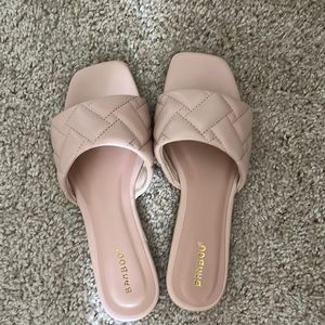 Neutral sandals never worn size 7.5